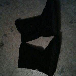 Young girls furry boots